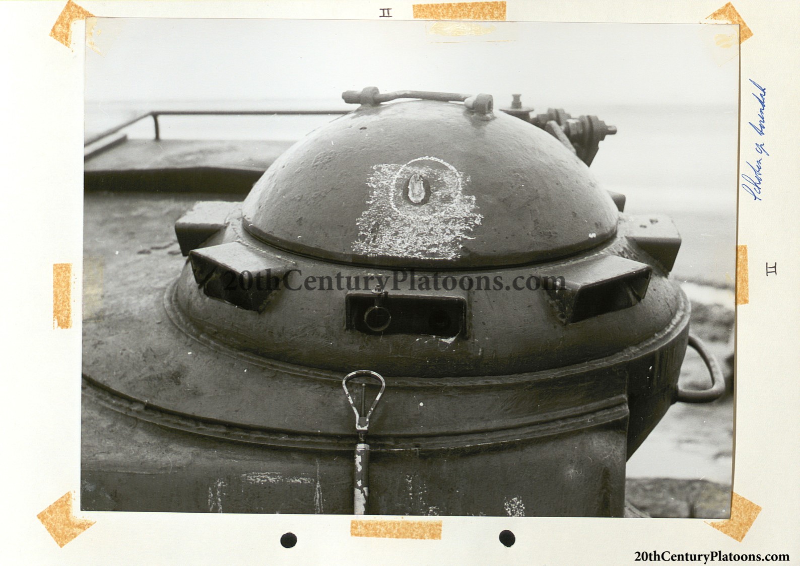 <i>“Schoten op torendak”</i><br>Rounds fired at the turret roof.